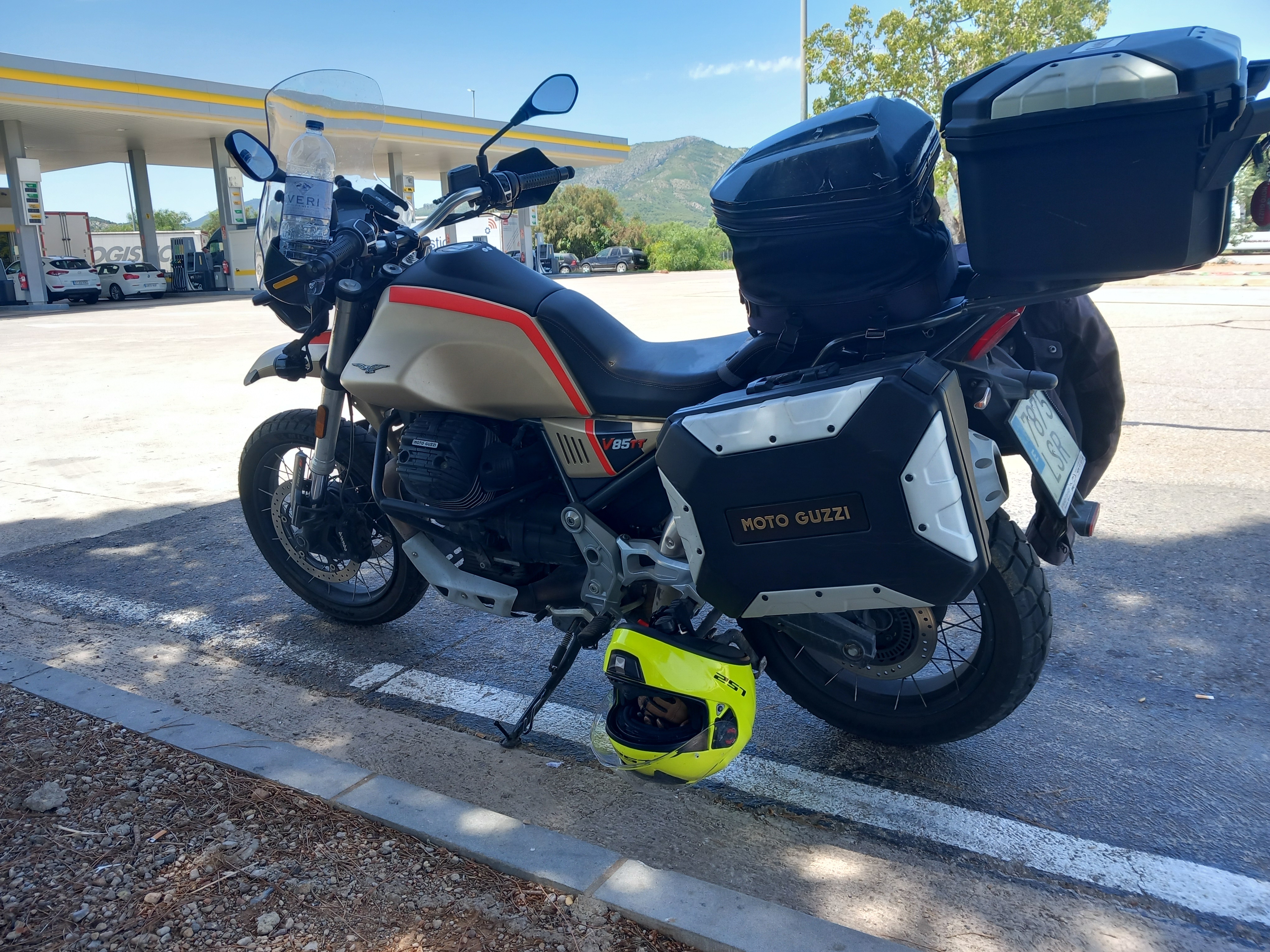 Moto Guzzi V85 TT photo 2
